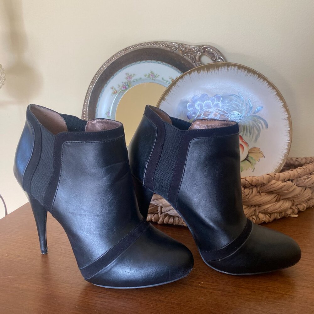 BCBG Paris black Booties size 6